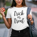 Bus eller godis Black Modern Script Halloween T Shirt<br><div class="desc">Firar Halloween i i stil med den här "bus eller godis"-skjortan med moderna svarta skript.</div>