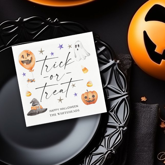 Bus eller godis Halloween fest Pappersservett (Trick or treat typography napkins with watercolor ghost, witch hat, pumpkin and candy corn design.)