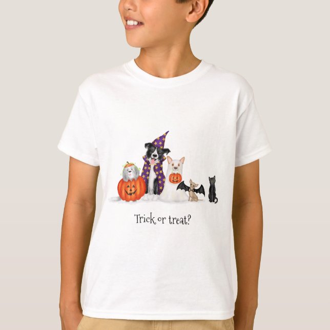 Bus eller godis? Hundar i Halloween-kostymer T-shi T Shirt (Framsida)