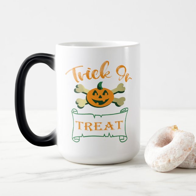 Bus eller godis korsben Halloween-pumpa Magisk Mugg (Med munk)