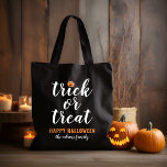 Bus eller godis Modern Script Anpassningsbar Hallo Tygkasse<br><div class="desc">De här skrämmande,  söta Halloween-tote-/kandispåsarna har "Bus eller godis" i det moderna vita skript med en orange jack o'lantern-pumpaccent och svart bakgrund färg.</div>