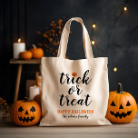 Bus eller godis Modern Script Anpassningsbar Hallo Tygkasse<br><div class="desc">De här skrämmande,  söta Halloween-tote-/kandispåsarna har "Bus eller godis" i det moderna svarta manuset med orange jack o'lantern-pumpa. Anpassa och beställ matchningssäckar för din familj.</div>