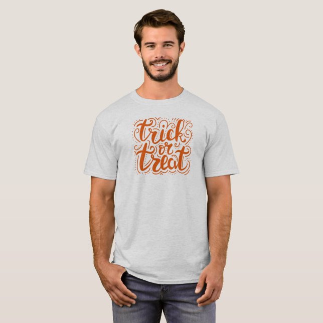 Bus eller godis orange Halloween-textdesign T Shirt (Hel framsida)