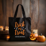 Bus eller godis Orange Modern Script Halloween Tygkasse<br><div class="desc">Firar Halloween i i stil med denna "bus eller godis"-godis i väskan med modern orange,  skript och vita stjärnor. Anpassa anpassningsbarnas monogramtext med ett enskilt namn eller namn i familjen.</div>