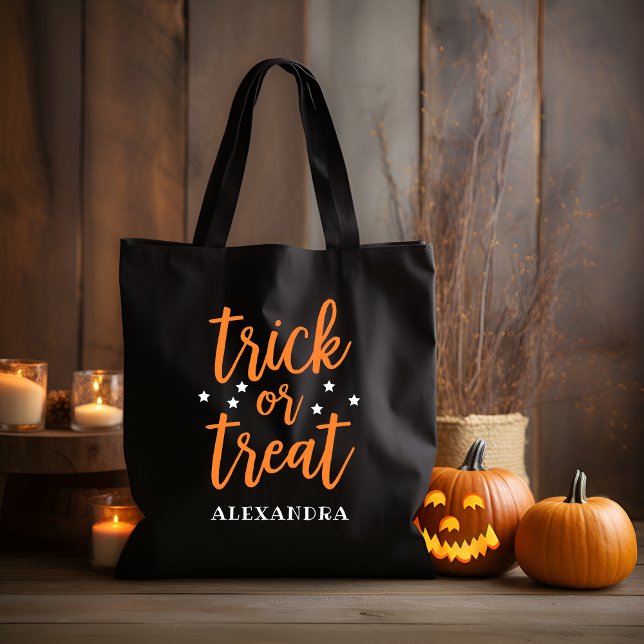 Bus eller godis Orange Modern Script Halloween Tygkasse (Skapare uppladdad)