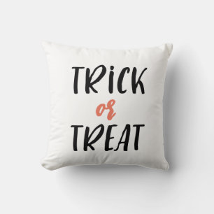Bus eller godis Typography Halloween Kudde