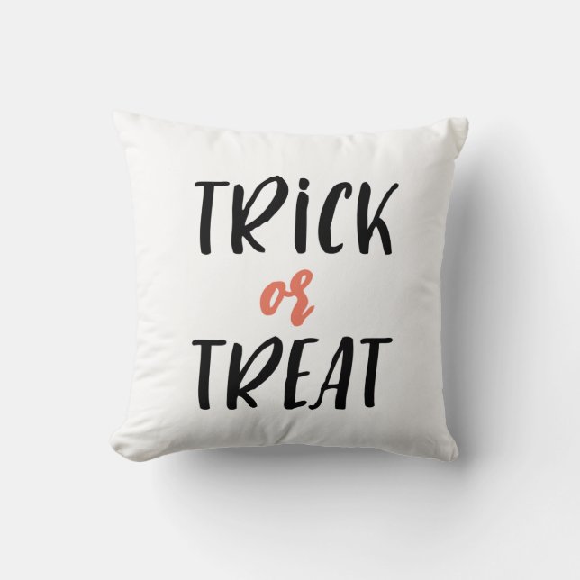 Bus eller godis Typography Halloween Kudde (Framsida)