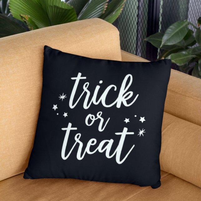 Bus eller godis White Modern Script Halloween Kudde (Skapare uppladdad)