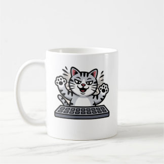 Busig seriekat vid tangentbordet kaffemugg