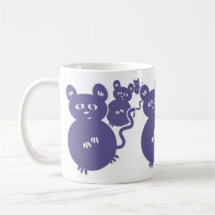 Busiga purpurfärgade möss som upp till får, kaffemugg