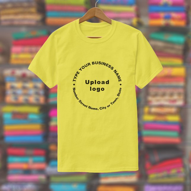 Business Brand in Round Mönster Text om Gult T Shirt (Yellow t-shirt with round pattern text business branding displayed in a store)