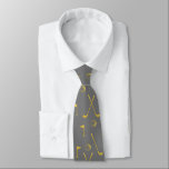 Business Grått Guld Golf Mönster Boll Klubb Golfer Slips<br><div class="desc">Minimal guld golf mönster med klubb,  bollar och flaggor för golfspelare. Ge till golf klubb,  golfer,  golfspelare,  lag,  tränare. Monokromt gyllene modernt trendig svart och vit golfgolfspelare mönster ger hemdekaler,  handdukar,  ...  Klassisk grått-halsen är knuten till guld golf mönster</div>