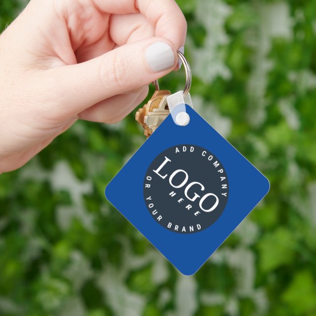 Business Logotyp QR Code Company Employee Blue Nyckelring (Hand)