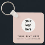 Business Logotyp QR Code Rosa Minimalist Business Nyckelring<br><div class="desc">En modern minimalistisk affärskedja för personlig med affärsmässig logotyp och QR-kod. Anpassa med din logotyp,  QR-kod och information så att du skapar din egen unika elegant,  svarta och vita affärskedja. Anpassa ännu mer med en bakgrund eller ett teckensnitt för anpassningsbar färg.</div>