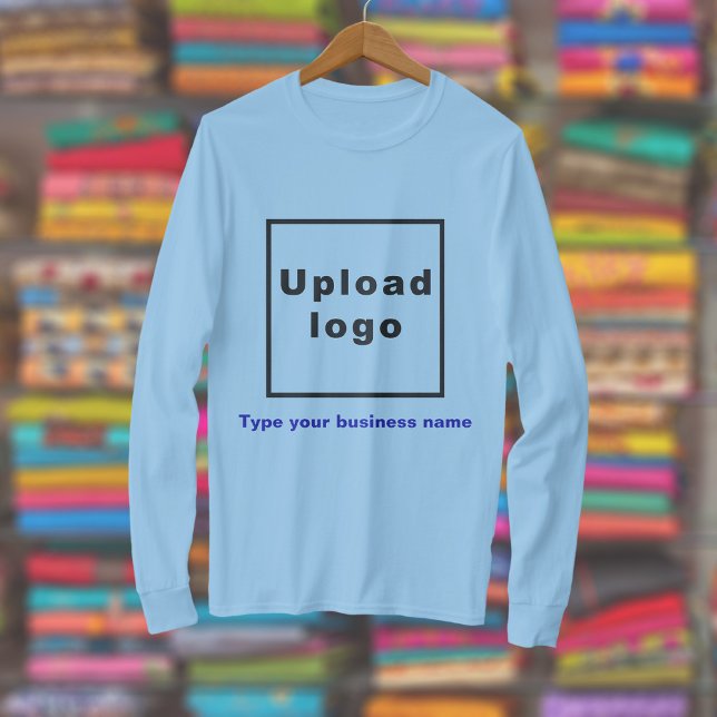 Business Namn och Logotyp på Light Blue Långärmad T Shirt (Light blue long sleeve t-shirt with your business name and logo displayed in a store)