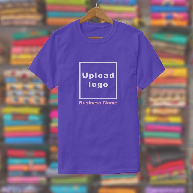 Business Namn och Logotyp på Lila T-Shirt (Purple t-shirt with your business name and logo displayed in a store)