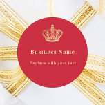 Business Red guld royal krona Runt Klistermärke<br><div class="desc">Höj ditt varumärke med våra anpassningsbar-klistermärken, med en klassisk röd bakgrund och en luxuriös design för faux guld krona. Perfekt för att lägga till en vanlig beröring i förpackningar, presenter eller reklammaterial kan dessa klistermärken vara personlig med ditt företag namn eller med ditt meddelande. De är idealiska för att de...</div>