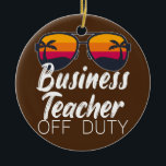 Business Teacher of Duty Sunglasses Beach Sunset Julgransprydnad Keramik<br><div class="desc">Affärslärslärare av sunglass Seach Sunset Gift. Perfekt-gåva till pappa,  mamma,  pappa,  manar,  kvinnor,  vänner och familjemedlemmar på Thanksgiving Dag,  juldag,  Mors dag,  Fars dag,  4 juli,  1776 Oberoende dag,  veterandagen,  Halloween D,  Patrick's Day</div>