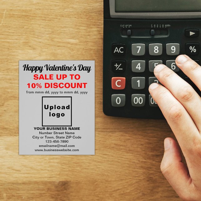 Business Valentine Sale på Grått Flyer (Attract more customers this Valentine's Day. Business Valentine sale on gray flyer on store desk.)
