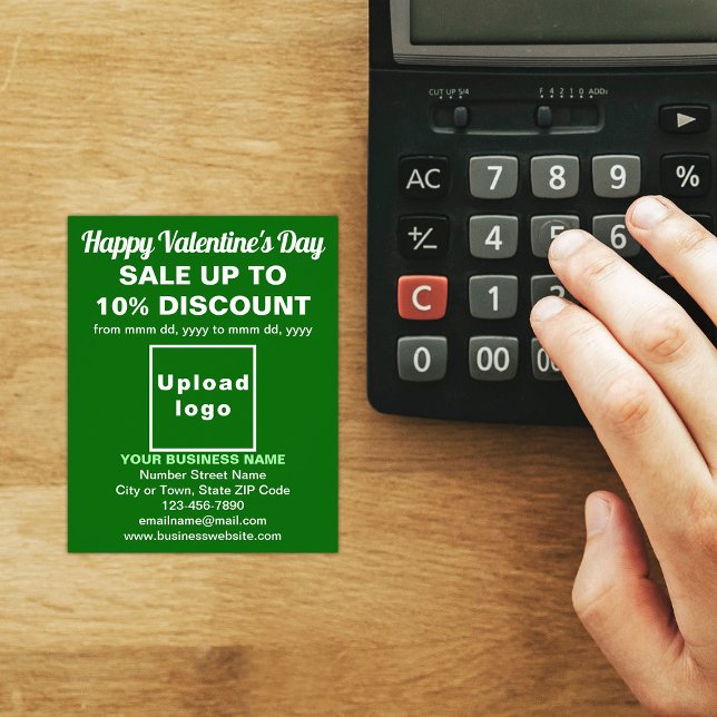 Business Valentine Sale på Grönt Flyer (Attract more customers this Valentine's Day. Business Valentine sale on green flyer on store desk.)