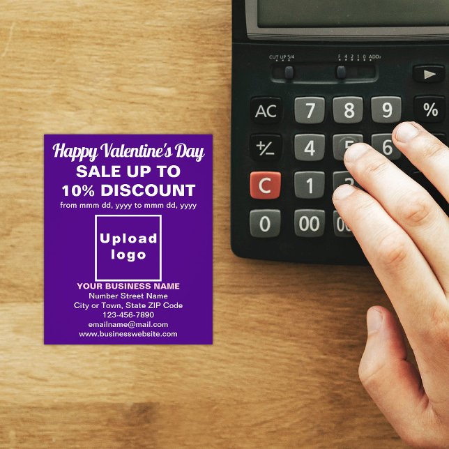Business Valentine Sale på Lila Flyer (Attract more customers this Valentine's Day. Business Valentine sale on purple flyer on store desk.)