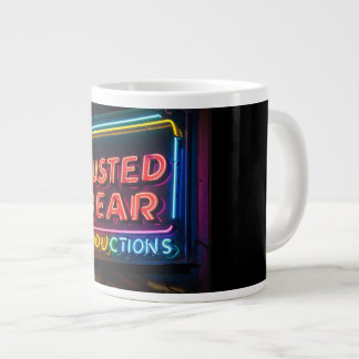 Busted Bear Productions Logotyp Kaffemugge Jumbo Mugg