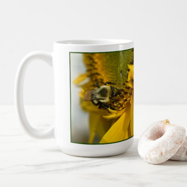 Busy Bee on a Sunflower Kaffemugg (Med munk)