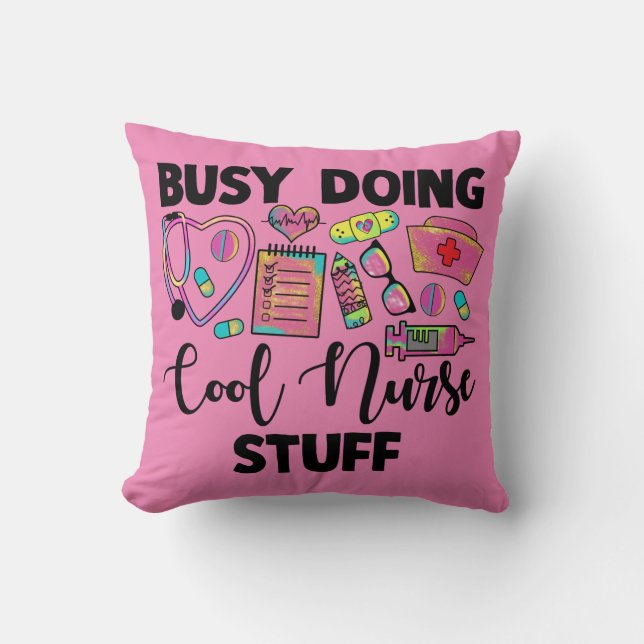 Busy Doing Coola Nurse Saker Kudde (Framsida)