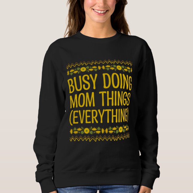 Busy Doing Mom Things Everything Sayings Mother Qu T Shirt (Framsida)