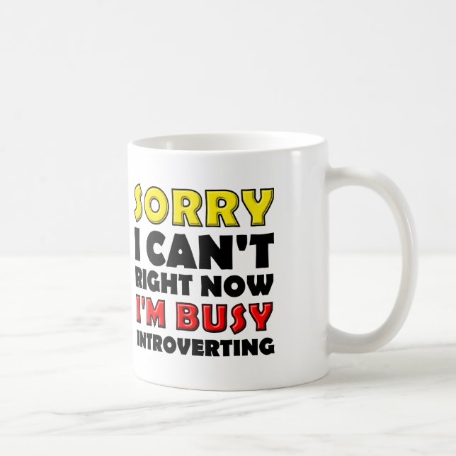 Busy Introverting Funny Mug eller Resemugg Kaffemugg (Höger)