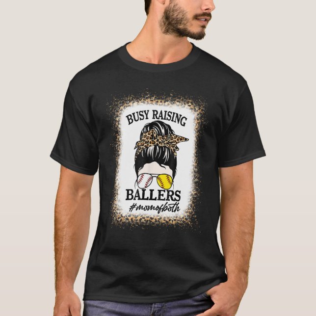 Busy Raising Ballers Baseball Softball Mom Mothers T Shirt (Framsida)