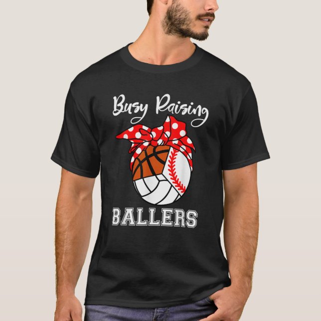 Busy Raising Ballers Baseball Volleyball Basketbal T Shirt (Framsida)
