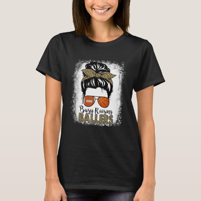 Busy Raising Ballers Basketball And Football Mom M T Shirt (Framsida)