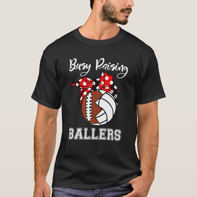 Busy Raising Ballers Funny Football Volleyball Mam T Shirt (Framsida)