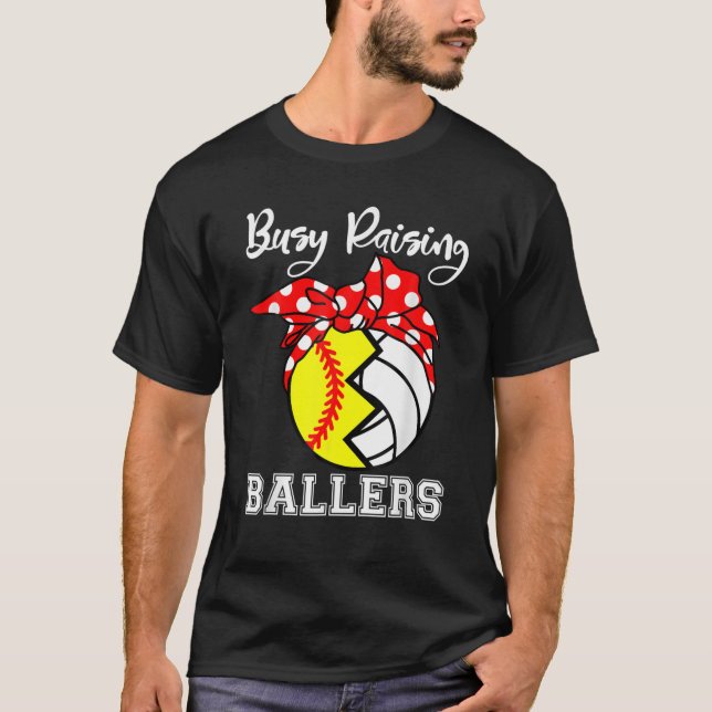 Busy Raising Ballers Funny Softball Volleyball Mam T Shirt (Framsida)