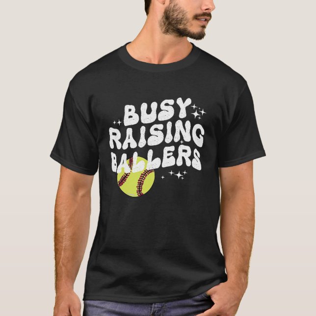 Busy Raising Ballers groovy Softball Cheer Mama T Shirt (Framsida)