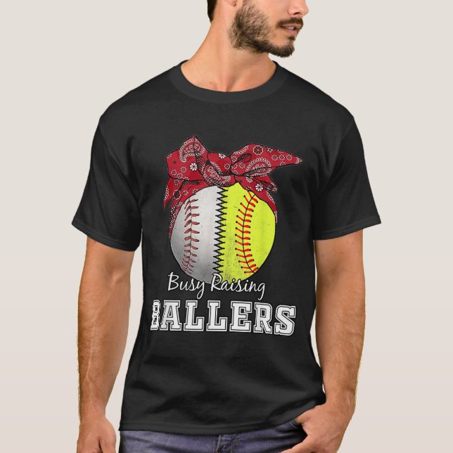 Busy Raising Ballers Softball baseball mamma T Shirt (Framsida)