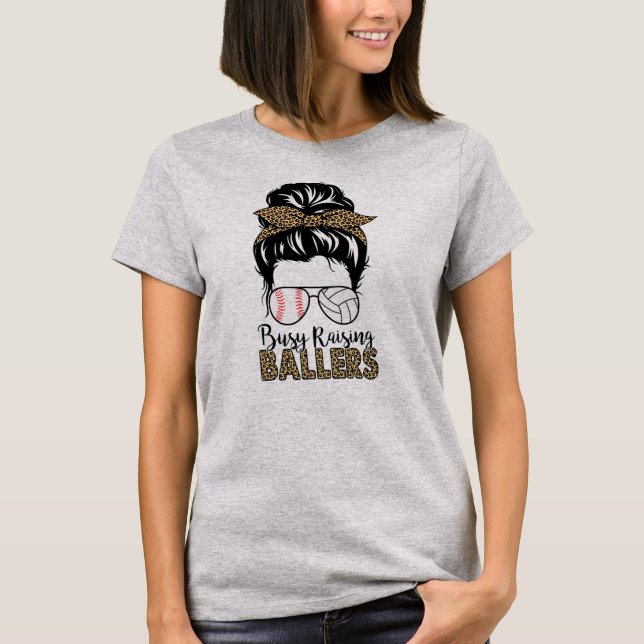 Busy Raising Ballers Volleyball och Baseball Mamma T Shirt (Framsida)