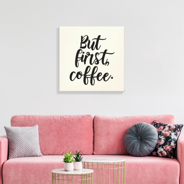 But First Coffee | Chic Modern Script Typography D Canvastryck (Insitu (Vardagsrum))