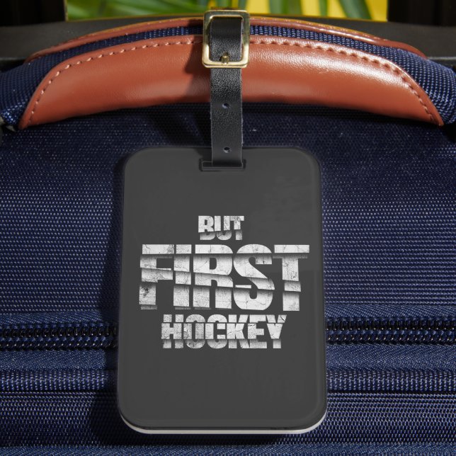 But First Hockey – Funny Hockey Lover Quote Design Bagagebricka (Framsida Insitu 2)