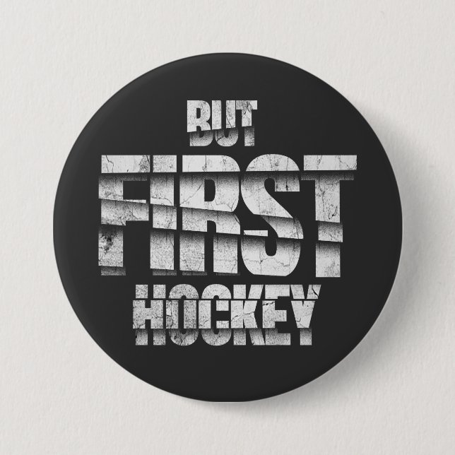 But First Hockey – Funny Hockey Lover Quote Design Knapp (Framsida)