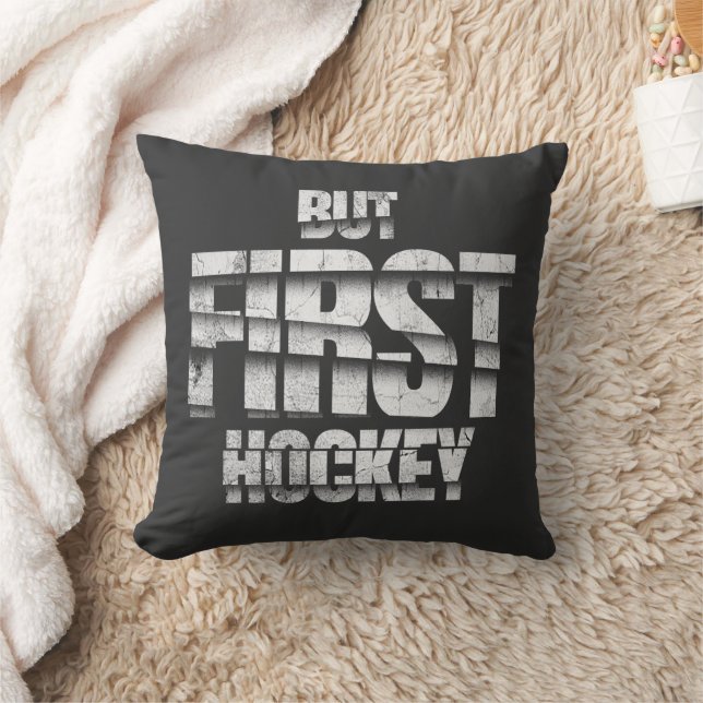 But First Hockey – Funny Hockey Lover Quote Design Kudde (Filt)