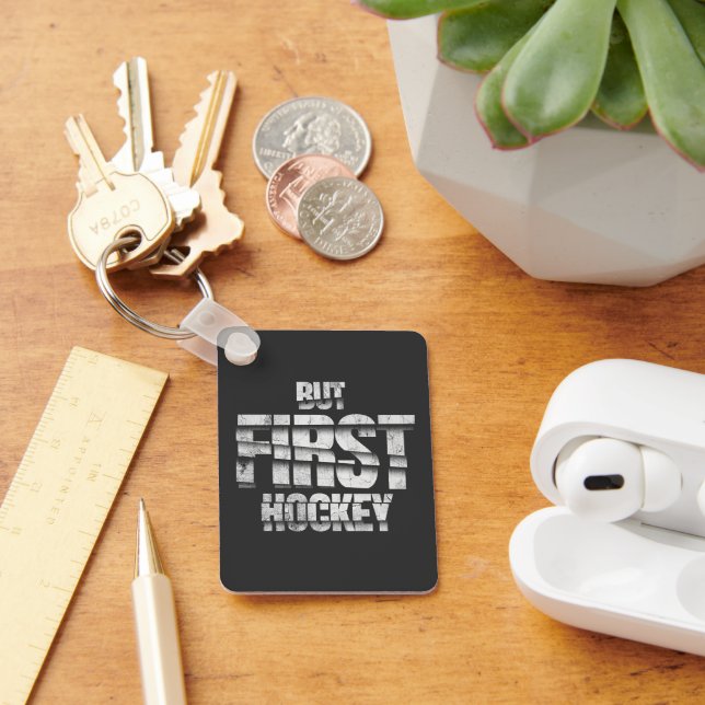 But First Hockey – Funny Hockey Lover Quote Design Nyckelring (Skrivbord)