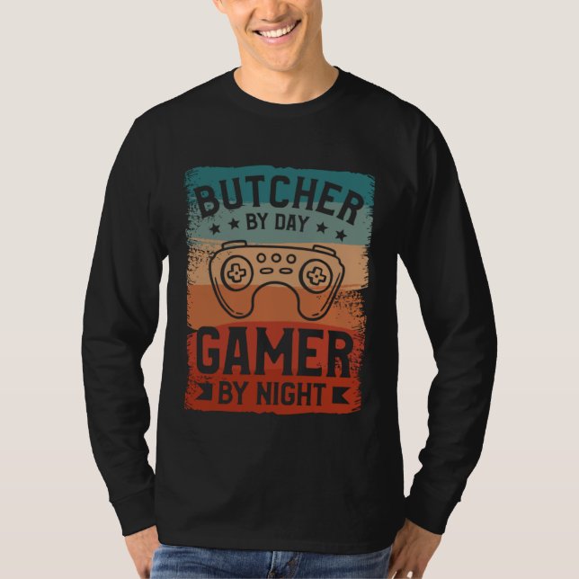 Butcher By Day Gamer By Night Butchery Butchers Me T Shirt (Framsida)
