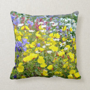 Buttercups och andra vilda blommor kudde