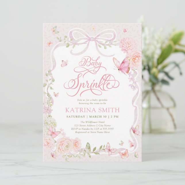 Butterfly Baby Sprinkle Floral Girl Baby Shower Inbjudningar (Stående Fram)