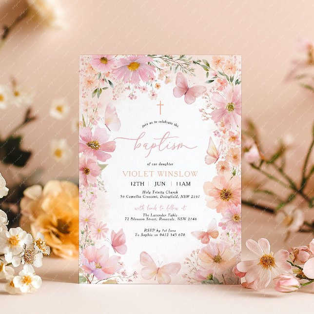 Butterfly Baptism Blommigt Rosa Peach Girl Inbjudningar (Pink Peach Floral Baptism Invitation. Pretty floral Christening invitation with flowers & butterfly)