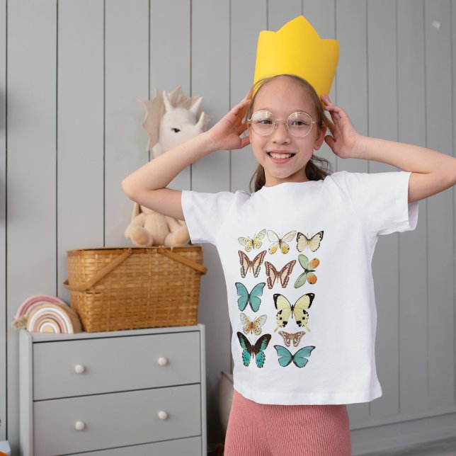 Butterfly Cream Mönster T Shirt (Dress in comfort, style, and enchantment.
Soft cream butterflies for a chic toddler look 🦋👶)