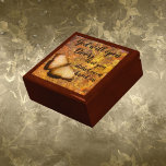 Butterfly Gud Open Doors Tile Keepsaké Gift Box Minnesask<br><div class="desc">Vackert, sköljt trä, smyckeskrinen kommer i guldek, keepsaké eller smyckeskrin, med en bricka som säger: "Gud öppnar dörrar som du inte ens knackade på." Det har en brunaktig bakgrund i guld med en ljusbrun fjäril! En fantastisk som påminner om att Gud jobbar i ditt liv! En vacker gåva till dig...</div>
