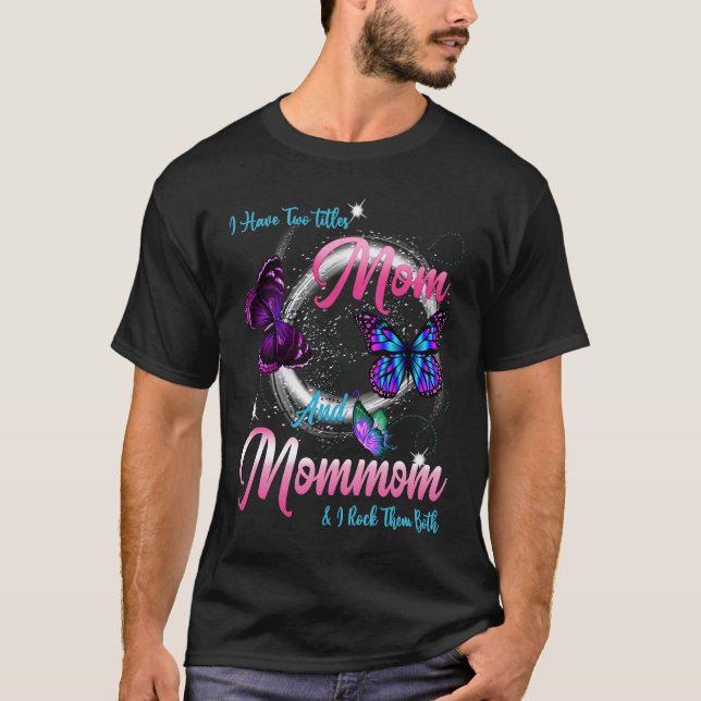 Butterfly I Have Two Titles Mom And Mommom  Mommom T Shirt (Framsida)